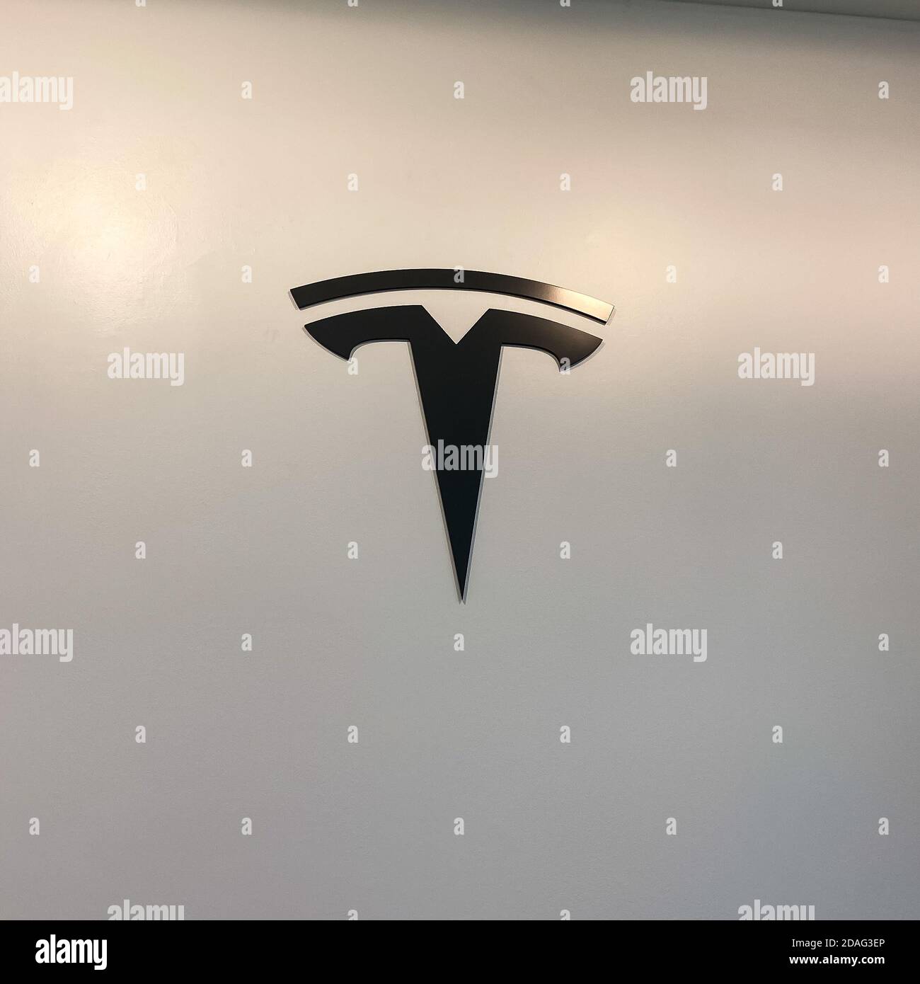 S7 Edge Tesla Logo Wallpaper  Download to your mobile from PHONEKY