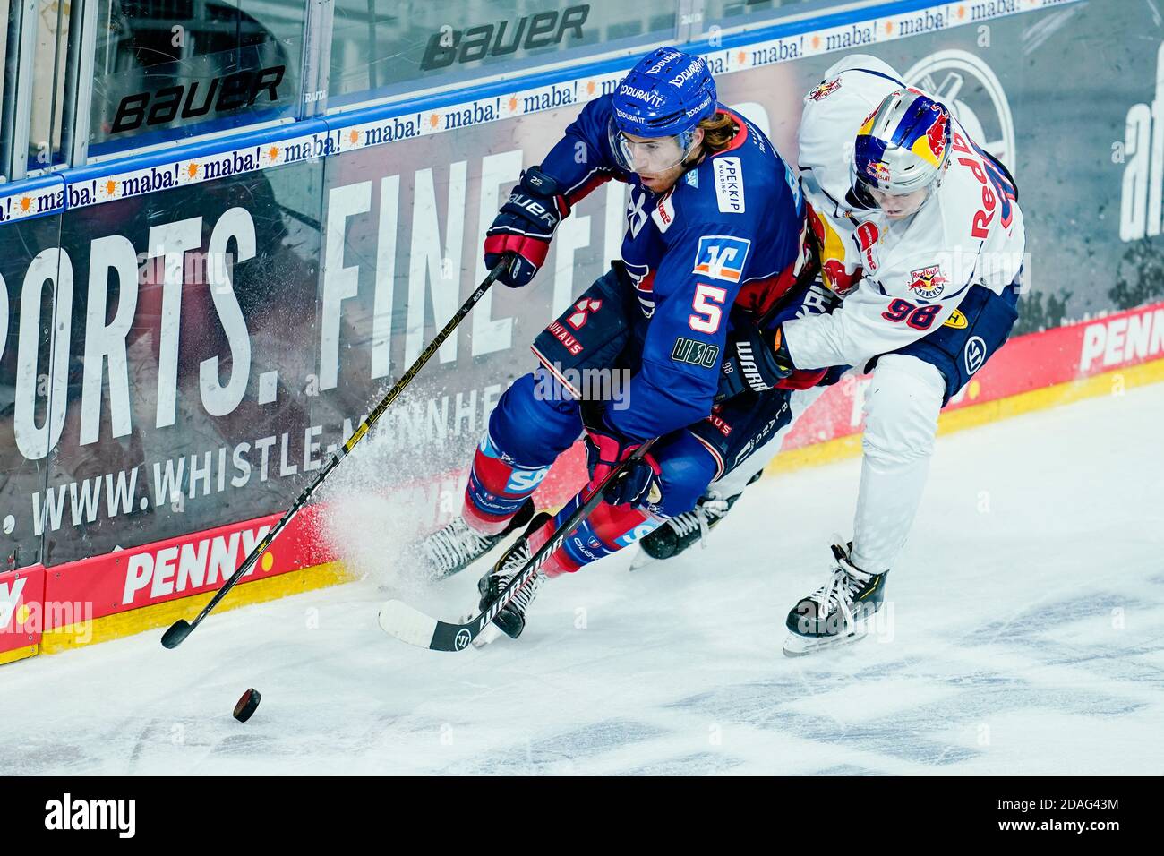Mannheim, Germany. 12th Nov, 2020. Ice hockey: Magenta Sport Cup, Adler Mannheim - EHC Red Bull Munich, preliminary round, Group B, 1st day of play, SAP Arena. Mannheim's Björn Krupp (l) and Munich's Bastian Eckl fight for the puck. Credit: Uwe Anspach/dpa/Alamy Live News Stock Photo