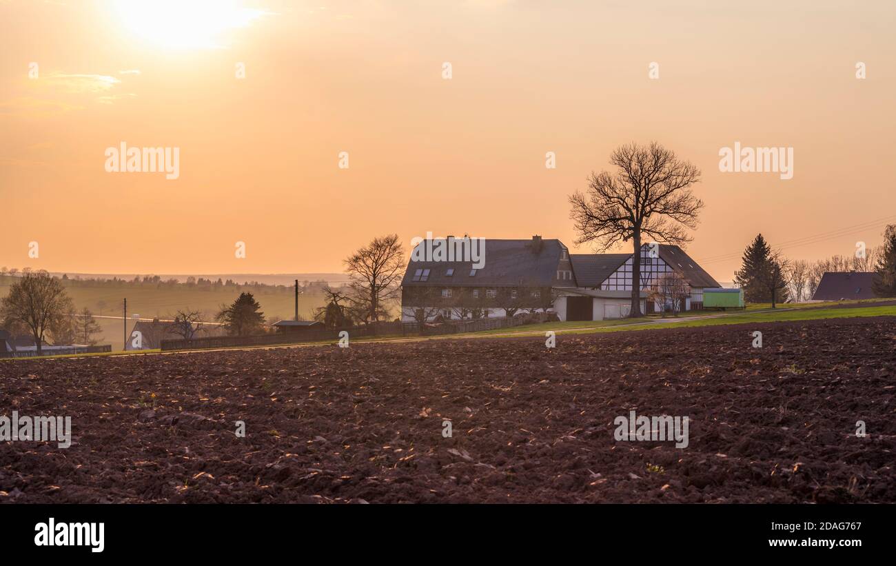 Gehöft in mittelsächsischer Landschaft, Sonnenuntergang im Frühjahr/März Stock Photo