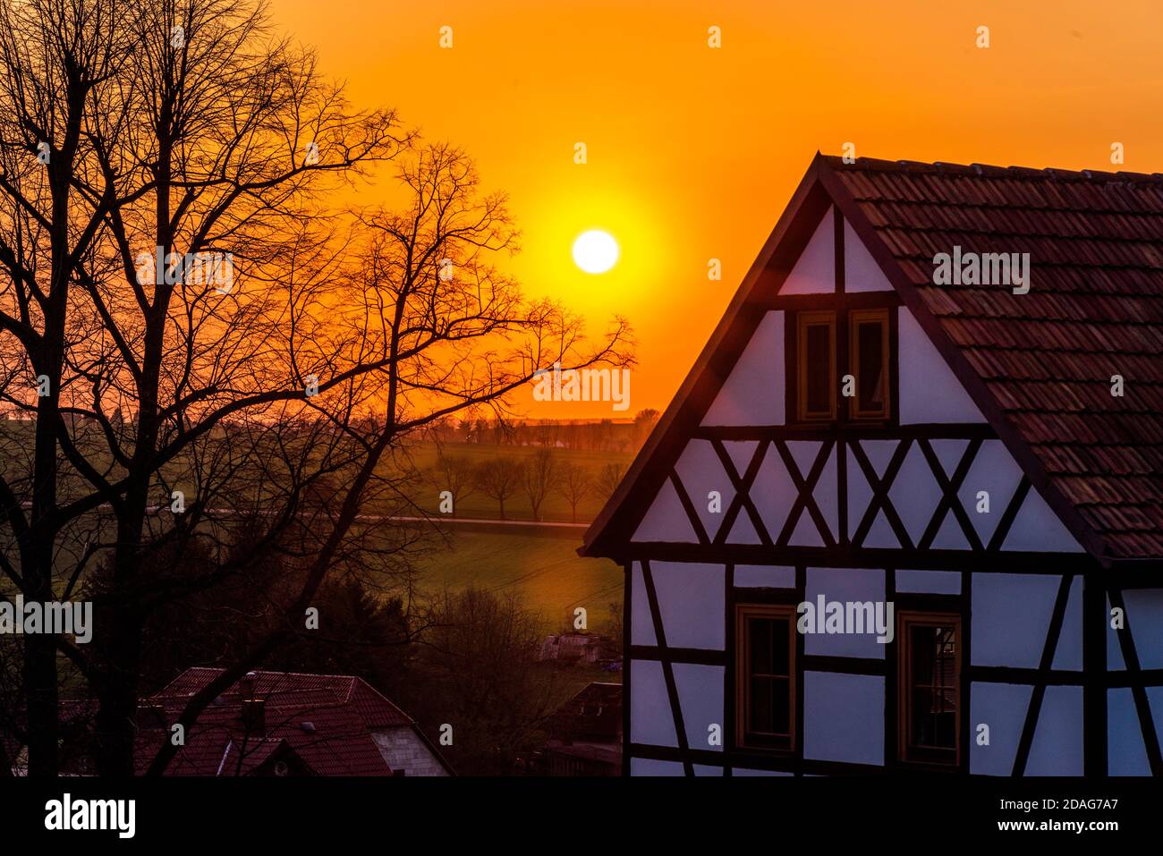 Fachwerkhaus, mittelsächsisches Dorf, Sonnenuntergang im Frühjahr/März Stock Photo