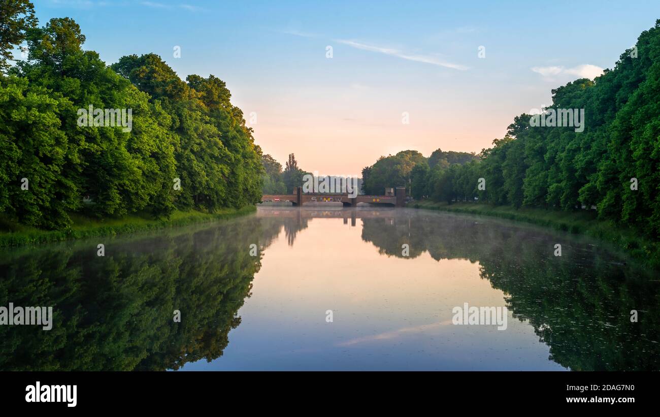 Morgenstimmung in grüner Landschaft an der Weißen Elster in Leipzig mit spiegelklarem Wasser Stock Photo