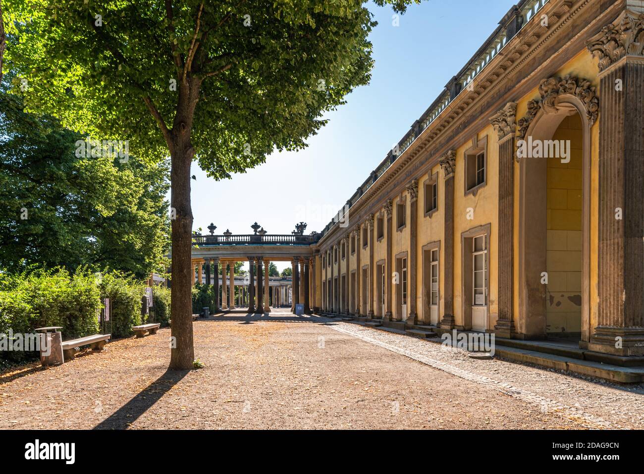 Potsdam Schloss Sanssouci ohne Menschen an einem Sommermorgen mit blauem Himmel Stock Photo