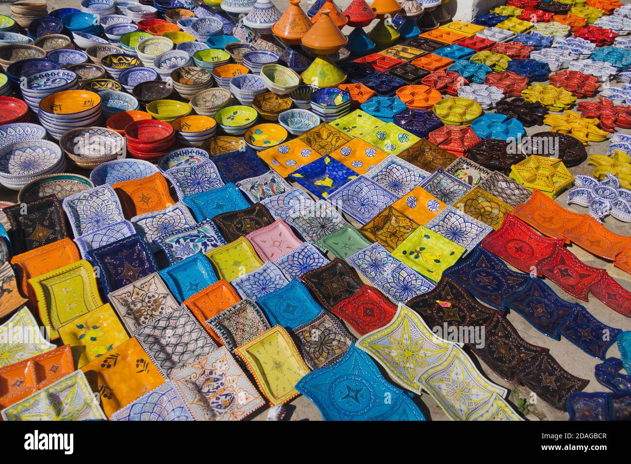 Selling porcelain at the market, Sousse, Tunisia Stock Photo