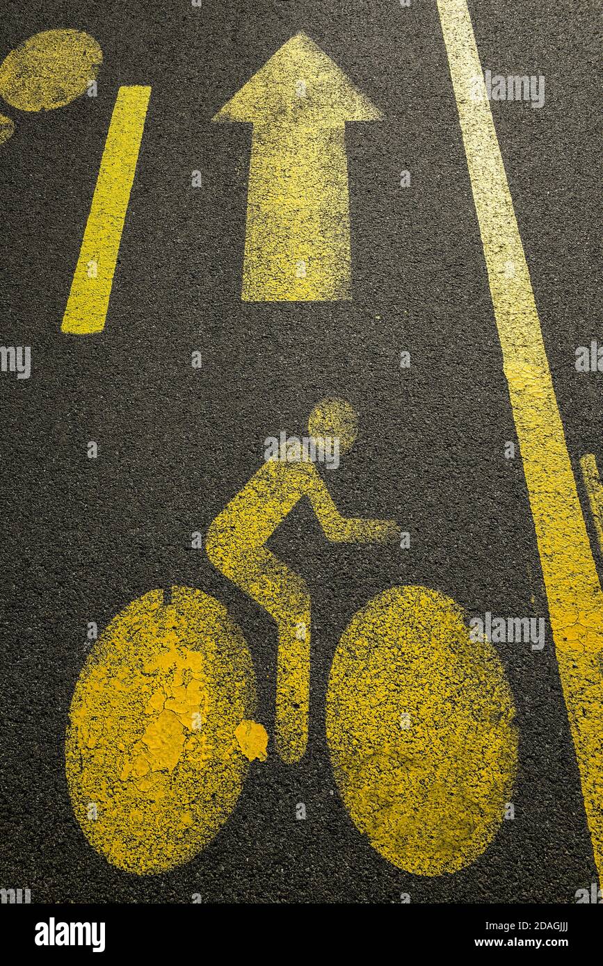 Vertical shot yellow bicycle hi-res stock photography and images - Alamy