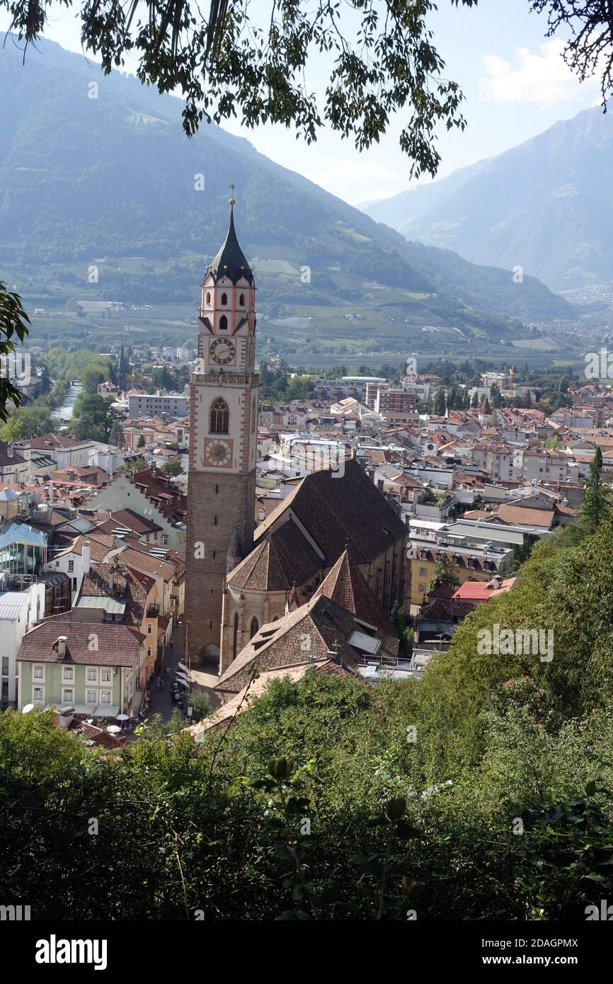 Blick vom Tappeinerweg über Meran, im Vordergrund die Pfarrkirche St. Nikolaus, Meran, Südtirol, Italien Stock Photo