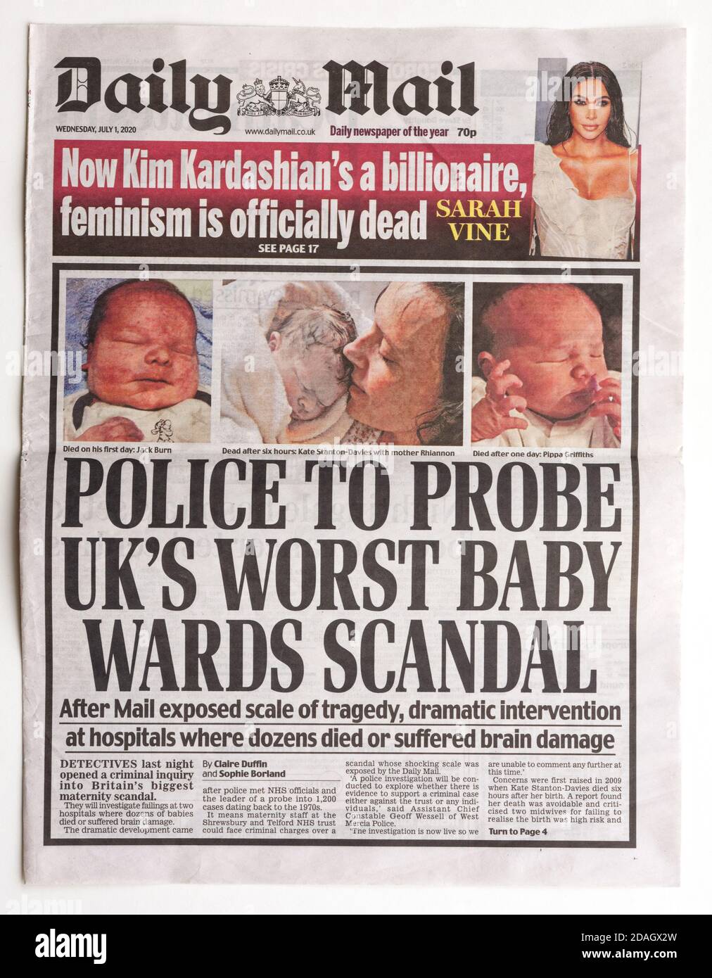 The front page of the Daily Mail with the headline that police will investigate deaths of babies in the NHS Stock Photo