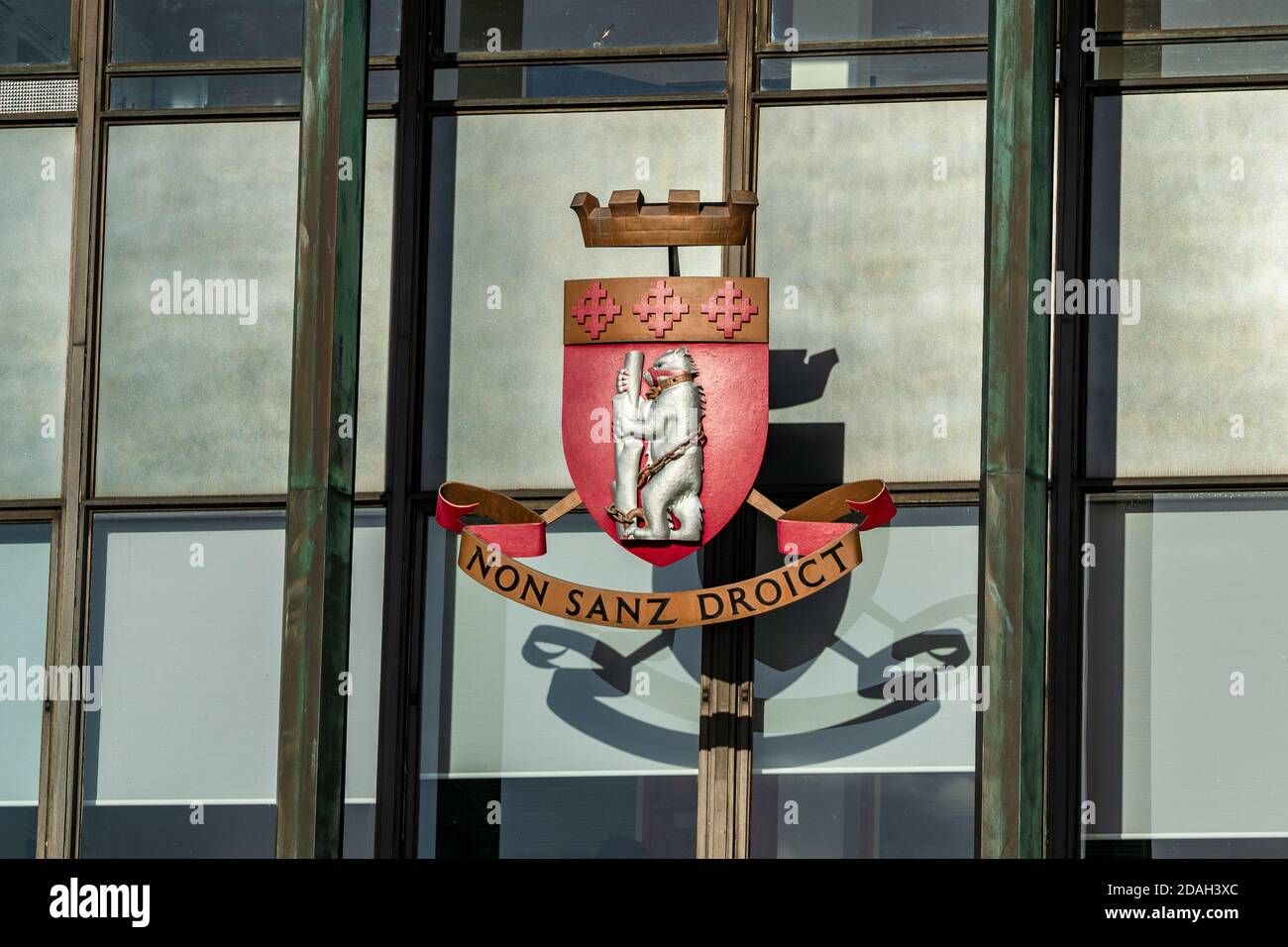 Warwickshire Coat Of Arms Non Sanz Droict Sign On Warwick Library Stock Photo Alamy Warwickshire Coat Of Arms Non Sanz Droict Sign On Warwick Library Stock Photo Alamy