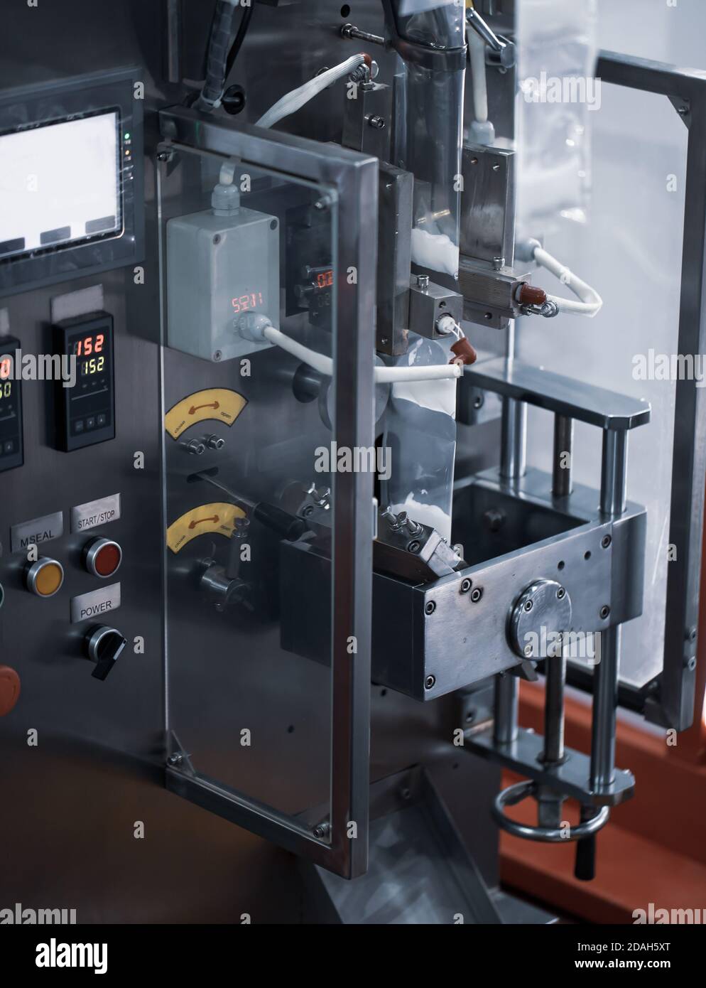 Vertical sauce sachet filling and packaging machine in food industry