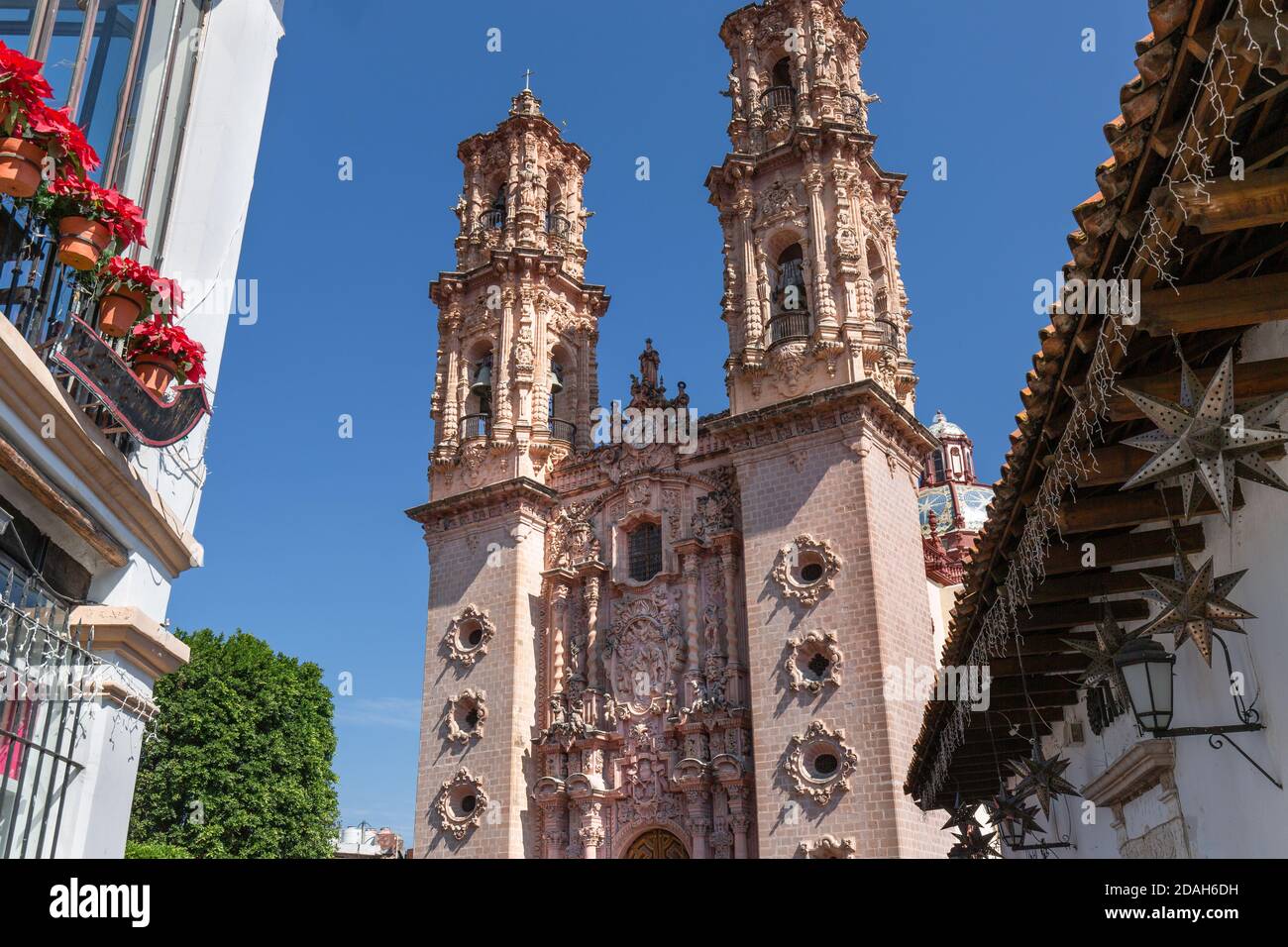 View of Church of Santa Prisca de Taxco (The Parroquia de Santa Prisca ...