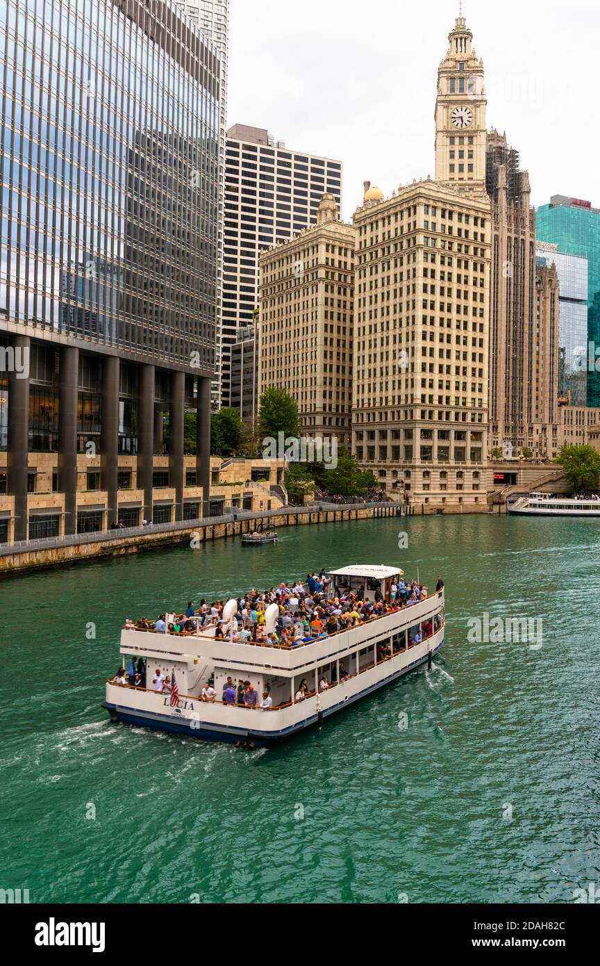 architecture cruise boat on the Chicago River Stock Photo - Alamy