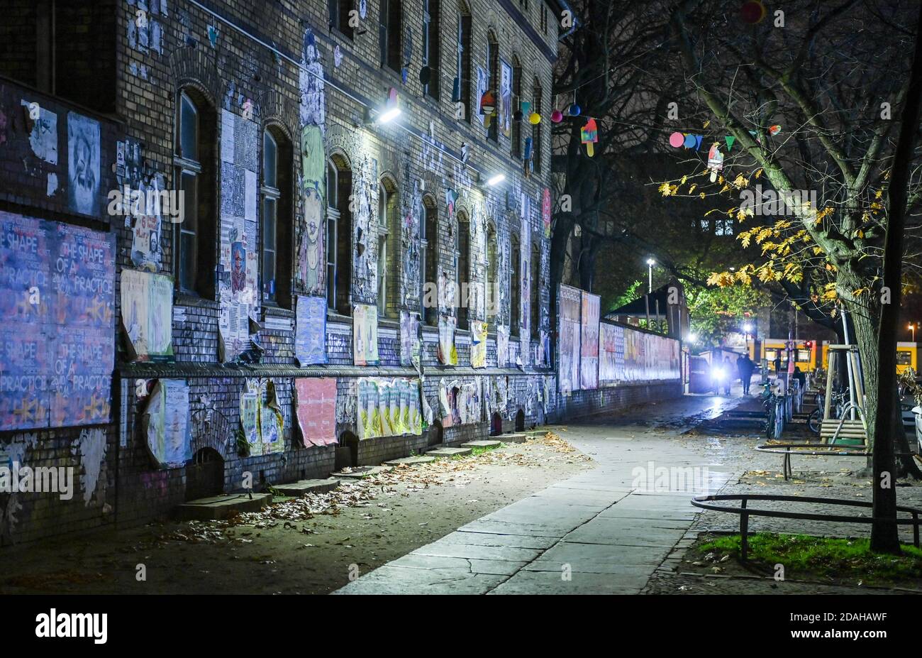 Berlin, Germany. 12th Nov, 2020. Only a few people are on the road in the evening on the Revaler Straße at the RAW site. Federal and state governments have decided on a partial lockdown for November. Credit: Jens Kalaene/dpa-Zentralbild/ZB/dpa/Alamy Live News Stock Photo