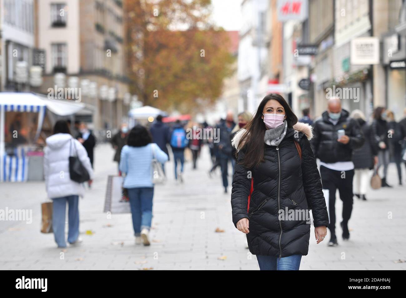 Munich, Deutschland. 11th Nov, 2020. Mask compulsory in the pedestrian