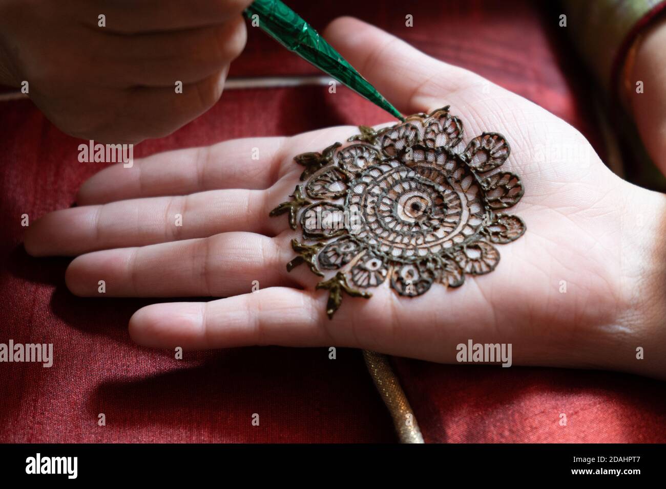 Easy Tips to Get Natural and Dark Colour of Mehendi on Your Hands - News18