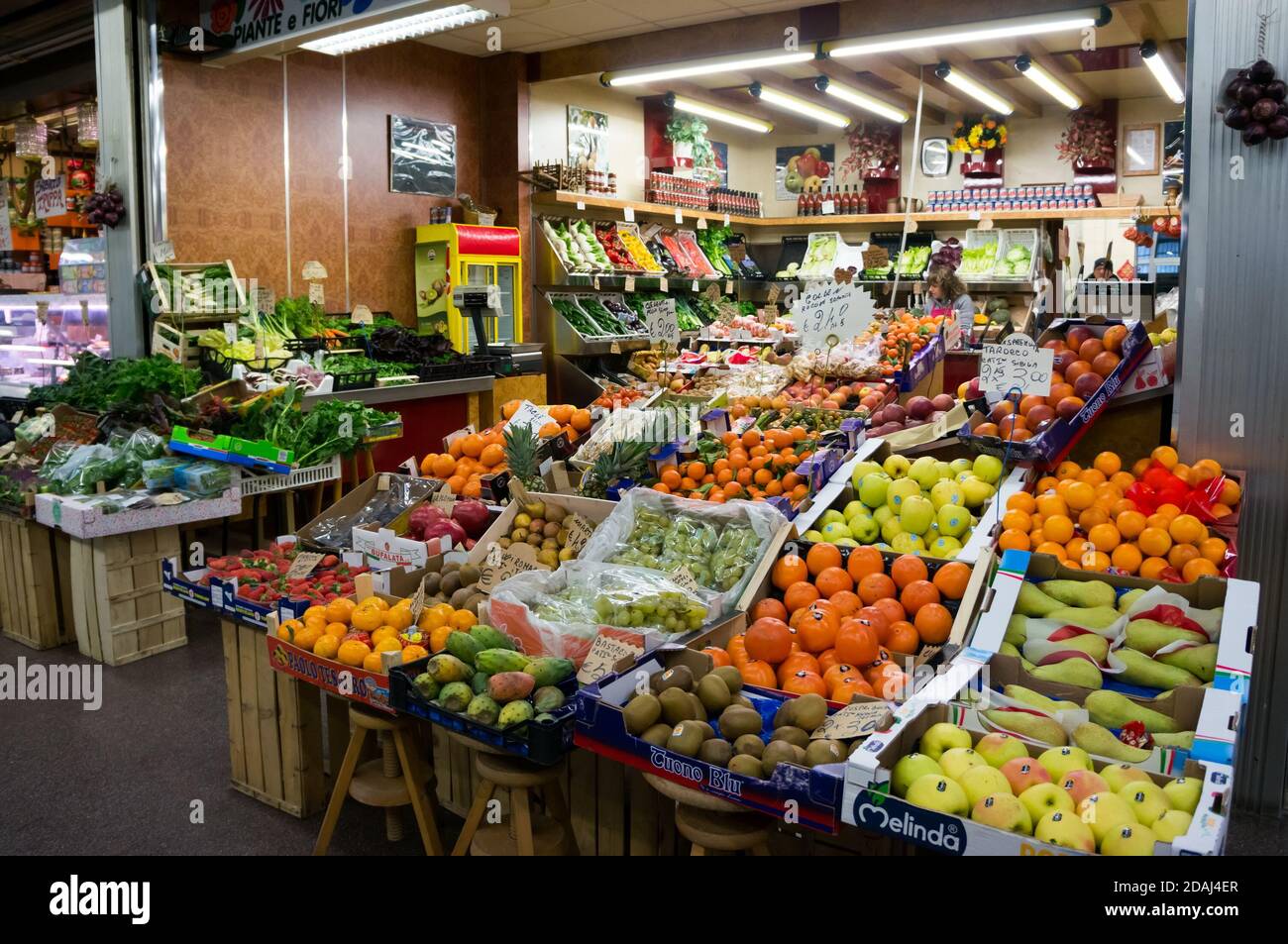 Produce vegetables shelf shelves display sale hires stock photography and images Alamy