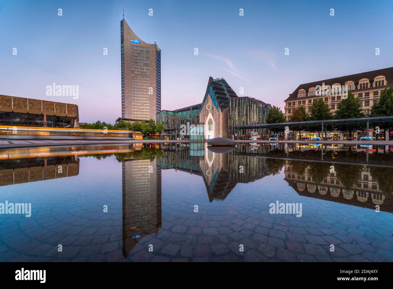 Leipziger Innenstadt, Augustusplatz, City Fotografie am Morgen, leere Straßen, keine Menschen, Wasserspiegelungen, Sommer Stock Photo