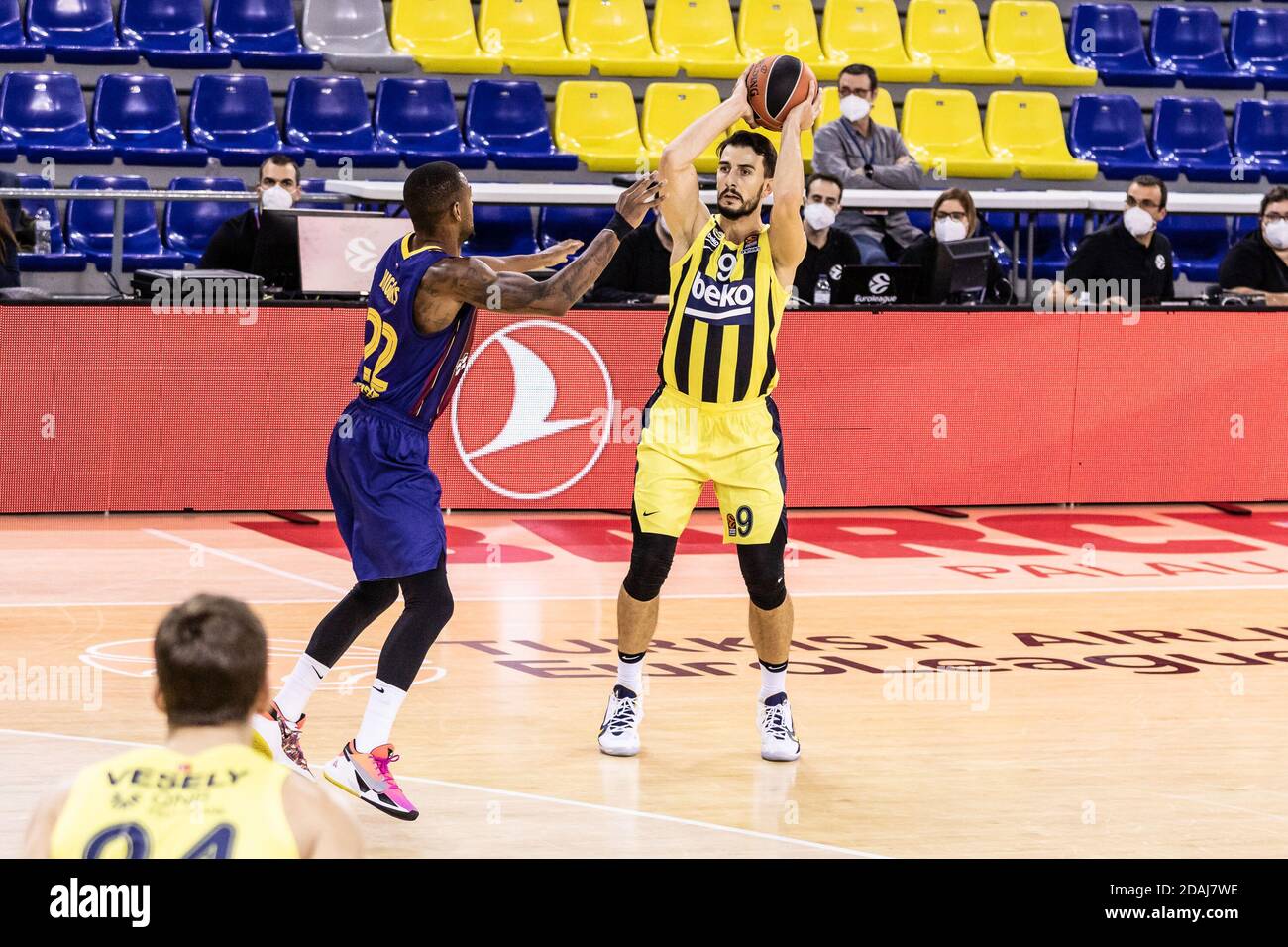 Leo Westermann of Fenerbahce Beko Istambul and Cory Higgins of Fc Barcelona during the Turkish Airlines EuroLeague basketball  / LM Stock Photo