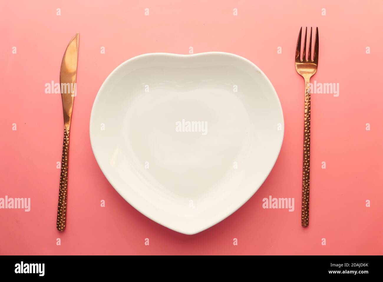 cutlery and empty plate on pink background top down Stock Photo - Alamy