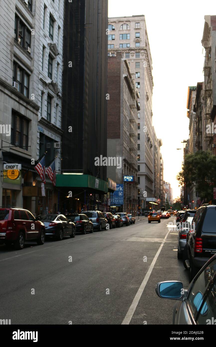 New York City Midtown Manhattan Sunny Street building Stock Photo - Alamy
