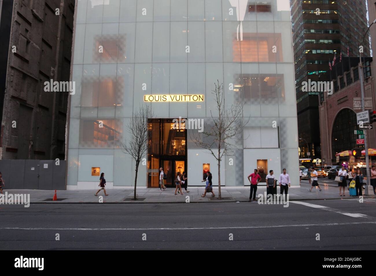 New York City, USA - 20/08/2014 : LOUIS VUITTON store in Fifth Avenue  Manhattan Stock Photo - Alamy