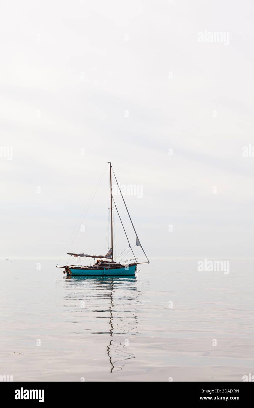 Segelboot vor Anker bei  Saint Vaast la Hougue, Cotentin Halbinsel, Normandie, Frankreich Stock Photo