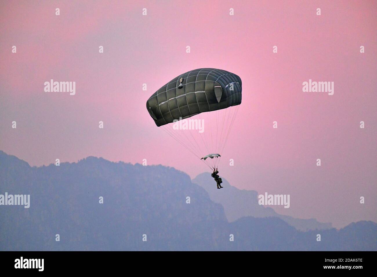 Pordenone, Italy. 12th Nov, 2020. U.S. Army Paratroopers with the 173rd Airborne Brigade, and Paratroopers with the Italian Army 4th Alpini Regiment, conduct airborne operation at dawn November 12, 2020 in Pordenone, Italy. Credit: Davide Dalla Massara/U.S. Army Photo/Alamy Live News Stock Photo