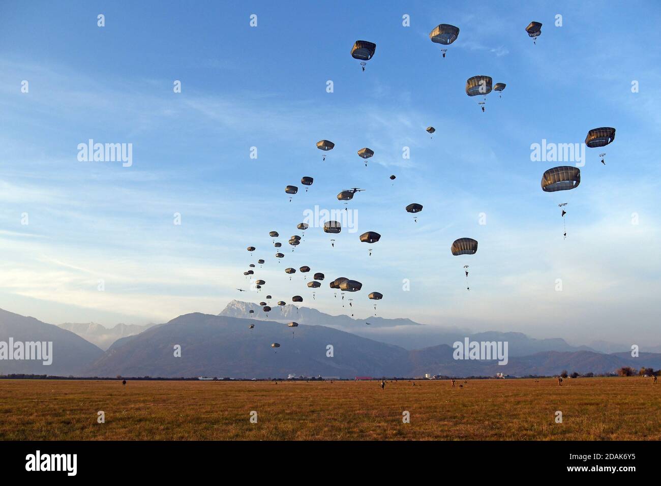 Pordenone, Italy. 12th Nov, 2020. U.S. Army Paratroopers with the 173rd Airborne Brigade, and Paratroopers with the Italian Army 4th Alpini Regiment, conduct airborne operation at dawn November 12, 2020 in Pordenone, Italy. Credit: Davide Dalla Massara/U.S. Army Photo/Alamy Live News Stock Photo