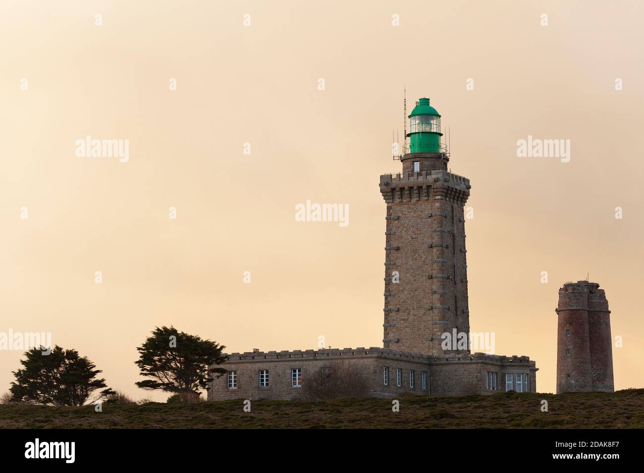 Der Leuchtturm am Cap Frehel bei Morgenlicht. Bretagne, Frankreich Stock Photo