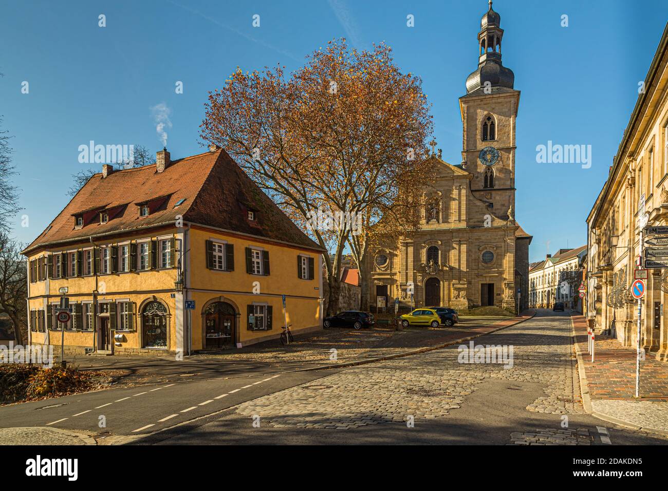 The church St. Jakob in Bamberg dates from the High Middle Ages. On the left the pottery Bamberg, Germany Stock Photo