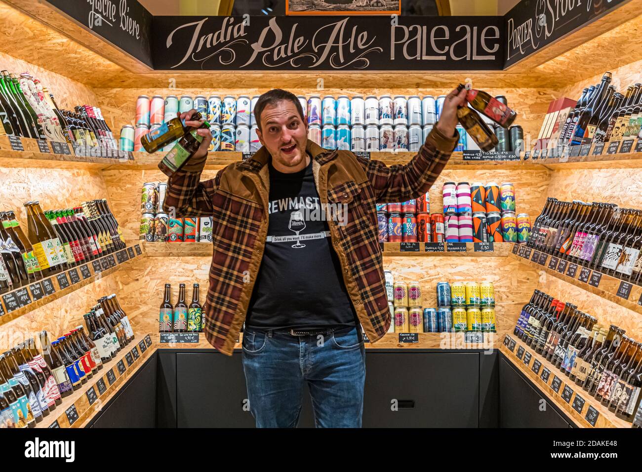The Bierothek in Bamberg stocks beers from all over the world. As a master brewer and beer sommelier, owner David Hertl can tell you a lot about the beers, their ingredients and how they are made. Hertl Beer Boutique in Bamberg, Germany Stock Photo