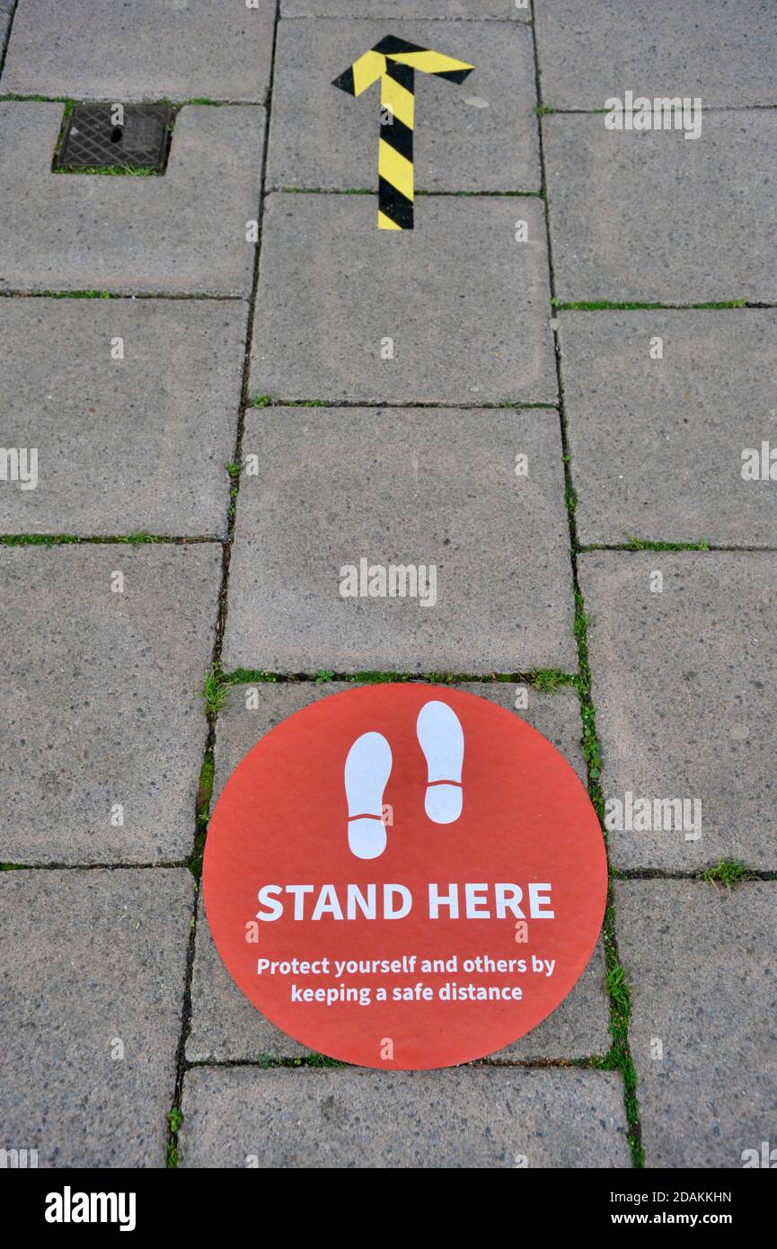 stand here floor sign covid 19 Stock Photo