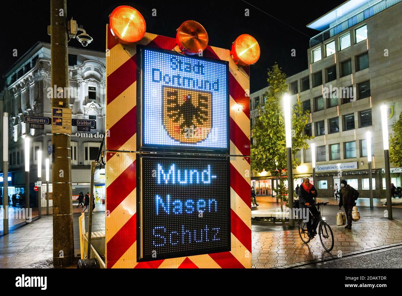 Dortmund, 13.11.2020: Blinkende Schilder ermahnen in der Dortmunder Innenstadt an die wegen der Corona-Pandemie von der Stadt Dortmund angeordnete Maskenpflicht. Stock Photo
