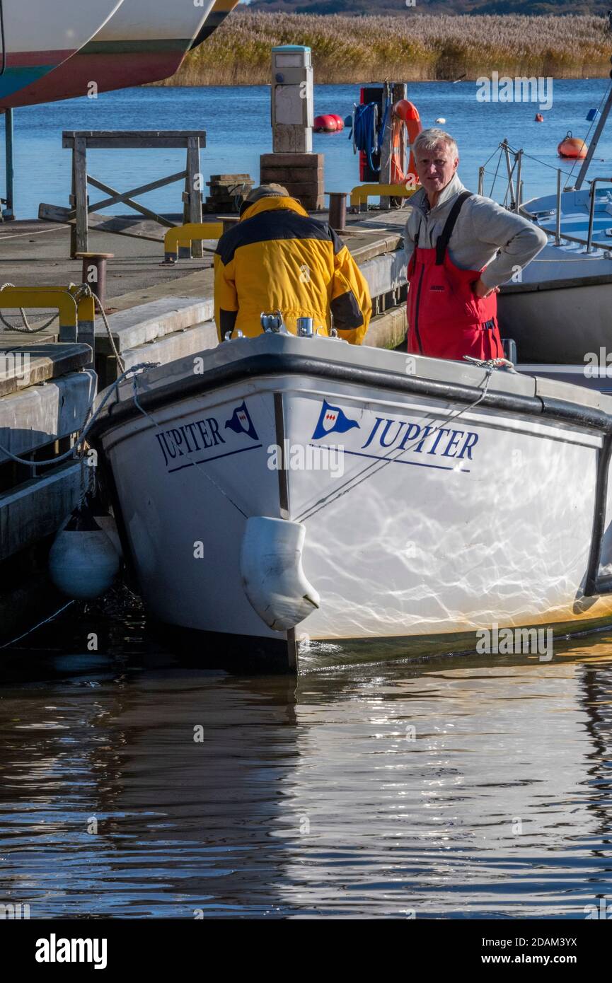 Volunteerring hires stock photography and images Alamy