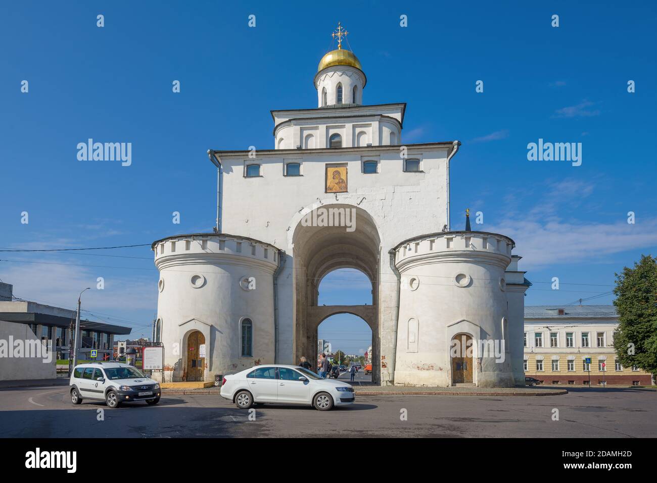 VLADIMIR, RUSSIA - AUGUST 28, 2020: View of the Golden Gate on a sunny summer morning Stock Photo