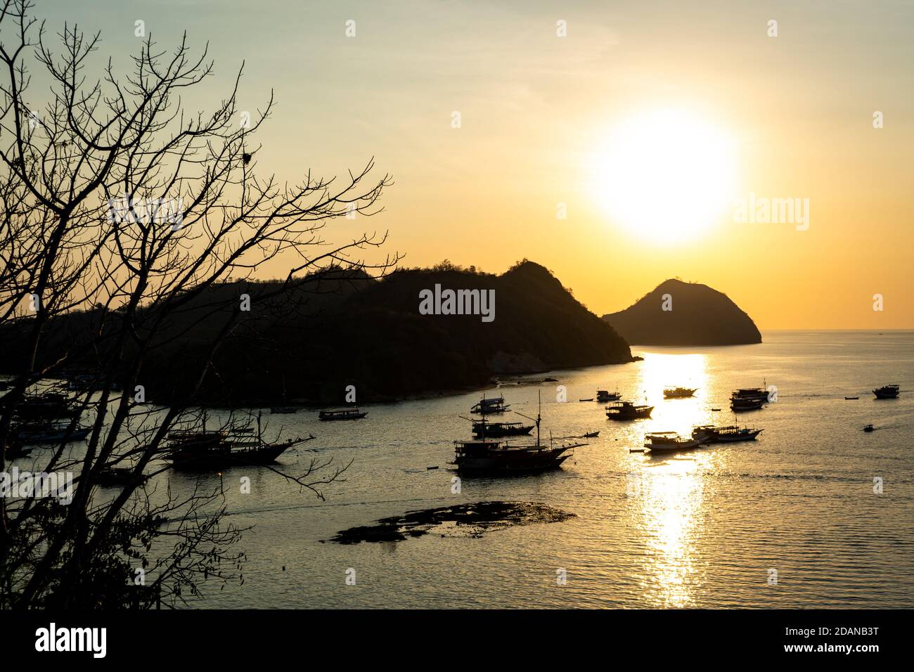 Sunset with boats painting hi-res stock photography and images - Alamy