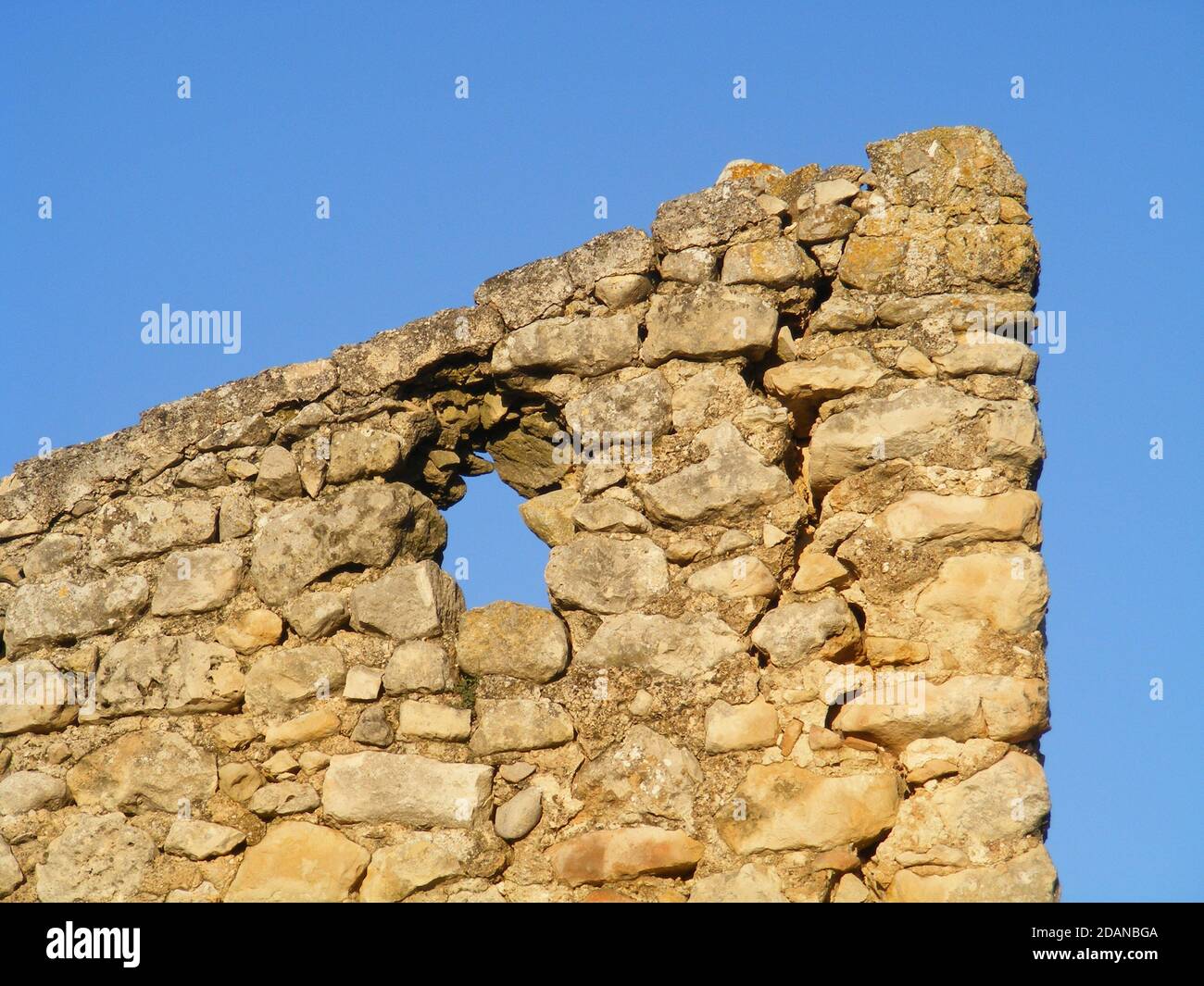 Crumbling, cracked stone wall in the ruins of the Moorish village of L Atzuvieta in the Vall de Alcala, Alicante Province, Comunidad Valencia, Spain Stock Photo