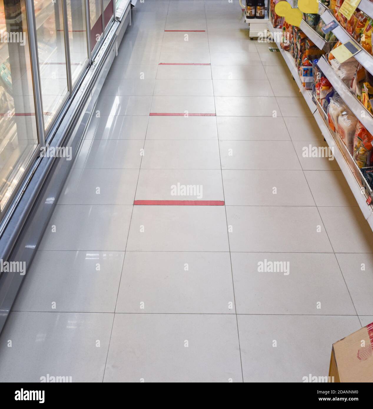 Safe distancing floor sign hi-res stock photography and images - Alamy