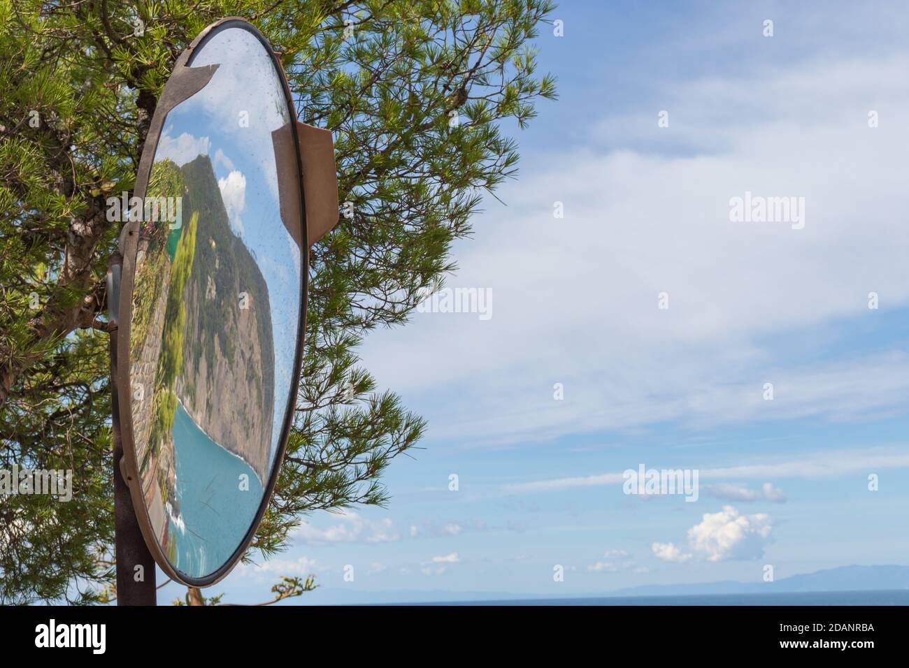 Round convex mirror hi-res stock photography and images - Alamy