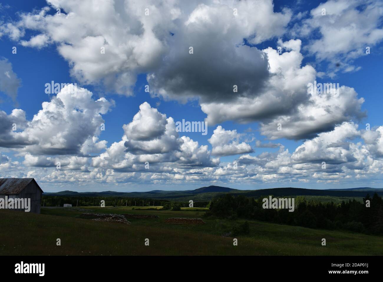 Ferme Sous Un Ciel Nuageux Stock Photo Alamy