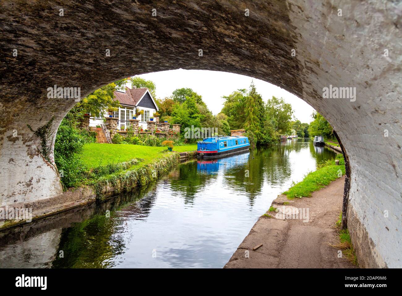 Charming countryside at Grand Union Canal with cottages and barges near Harefiled, Colne Valley, Uxbridge, UK Stock Photo