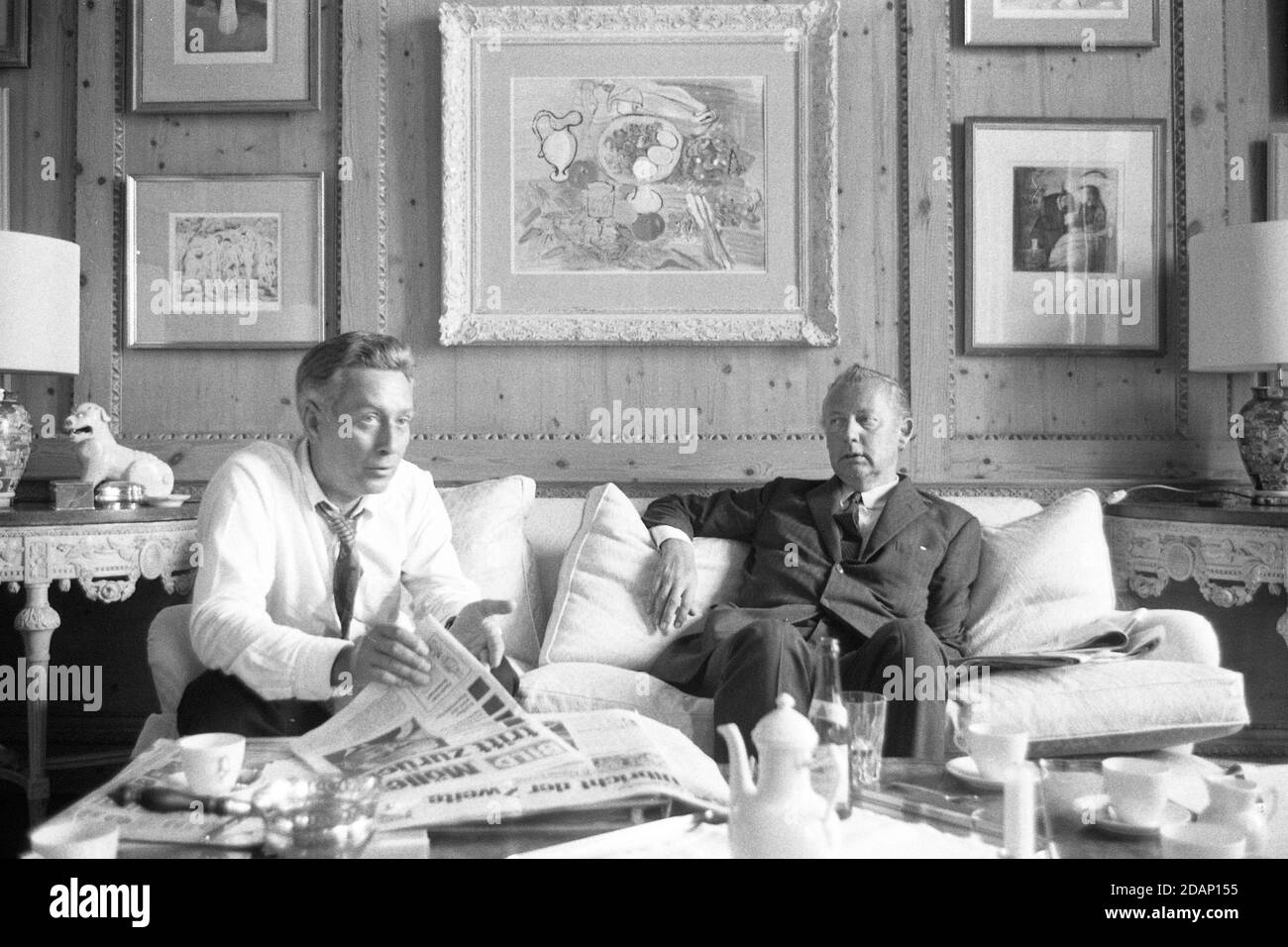Hamburg, Deutschland. 14th Nov, 2020. Former 'Bild' editor-in-chief Guenter PRINZ died at the age of 91. Archive photo: Axel Caesar SPRINGER, CvÉ¬sssar, Germany, newspaper publisher, here in conversation with Guenther PRINZ, GvÉ¬ºnther, editor-in-chief of Bild-Zeitung, both sitting on a sofa, b/w recording, 03.06.1971.vÇ¬ | usage worldwide Credit: dpa/Alamy Live News Stock Photo