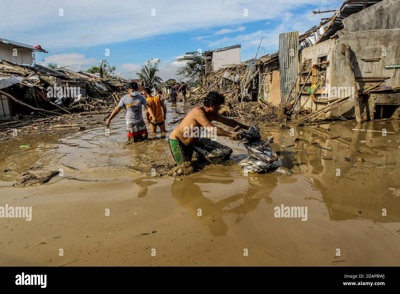 Rizal, Philippines. 14th Nov, 2020. Residents wade through knee-deep mud after the flood brought by Typhoon Vamco in Rizal Province, the Philippines, Nov. 14, 2020. Typhoon Vamco barrelled through the Philippines' main island of Luzon from Wednesday to Thursday, triggering flash floods and landslides in many regions and leaving at least 53 dead. Credit: Rouelle Umali/Xinhua/Alamy Live News Stock Photo