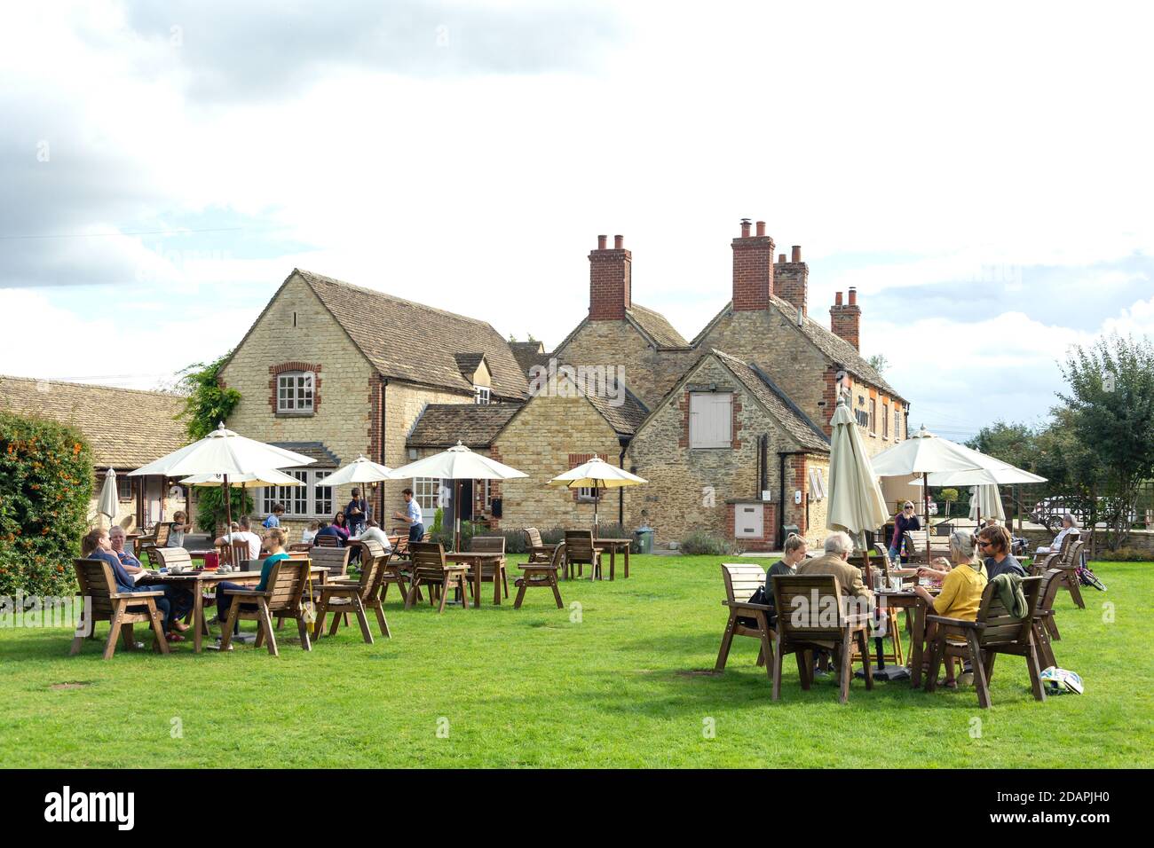 Beer garden, The Trout at Tadpole Bridge, Buckland Road, Buckland Marsh, Oxfordshire, England, United Kingdom Stock Photo