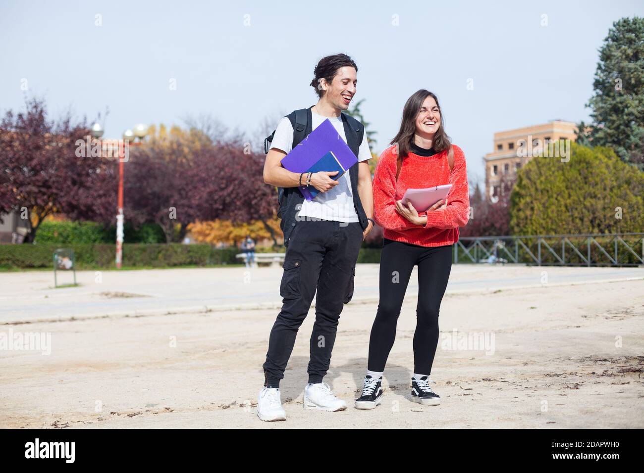 Two teenage female students walking hi-res stock photography and images ...