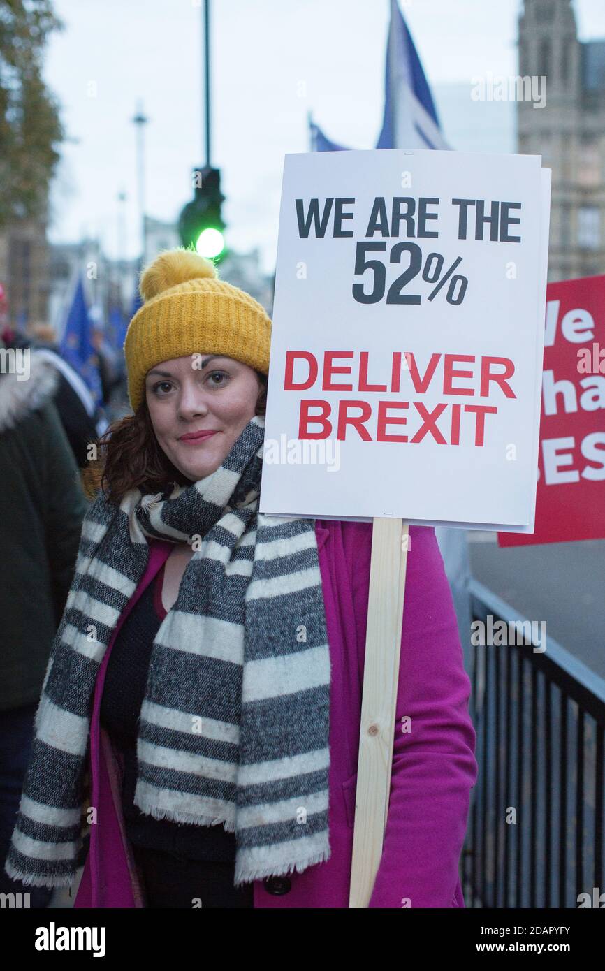 GREAT BRITAIN / England / London /Pro-Brexit activists Teodora holds a placard outside the Houses of Parliament on the 29th January 2019 in London, Un Stock Photo