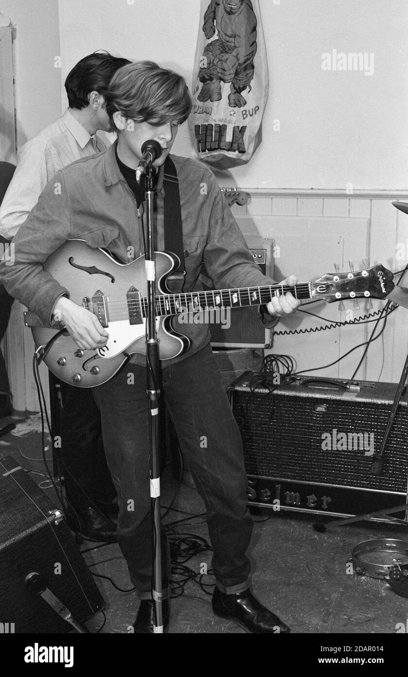 Norman Blake and Raymond McGinley of the Boy Hairdressers playing a gig at the Horse and Groom pub in Bedford , October 17th 1987. Stock Photo
