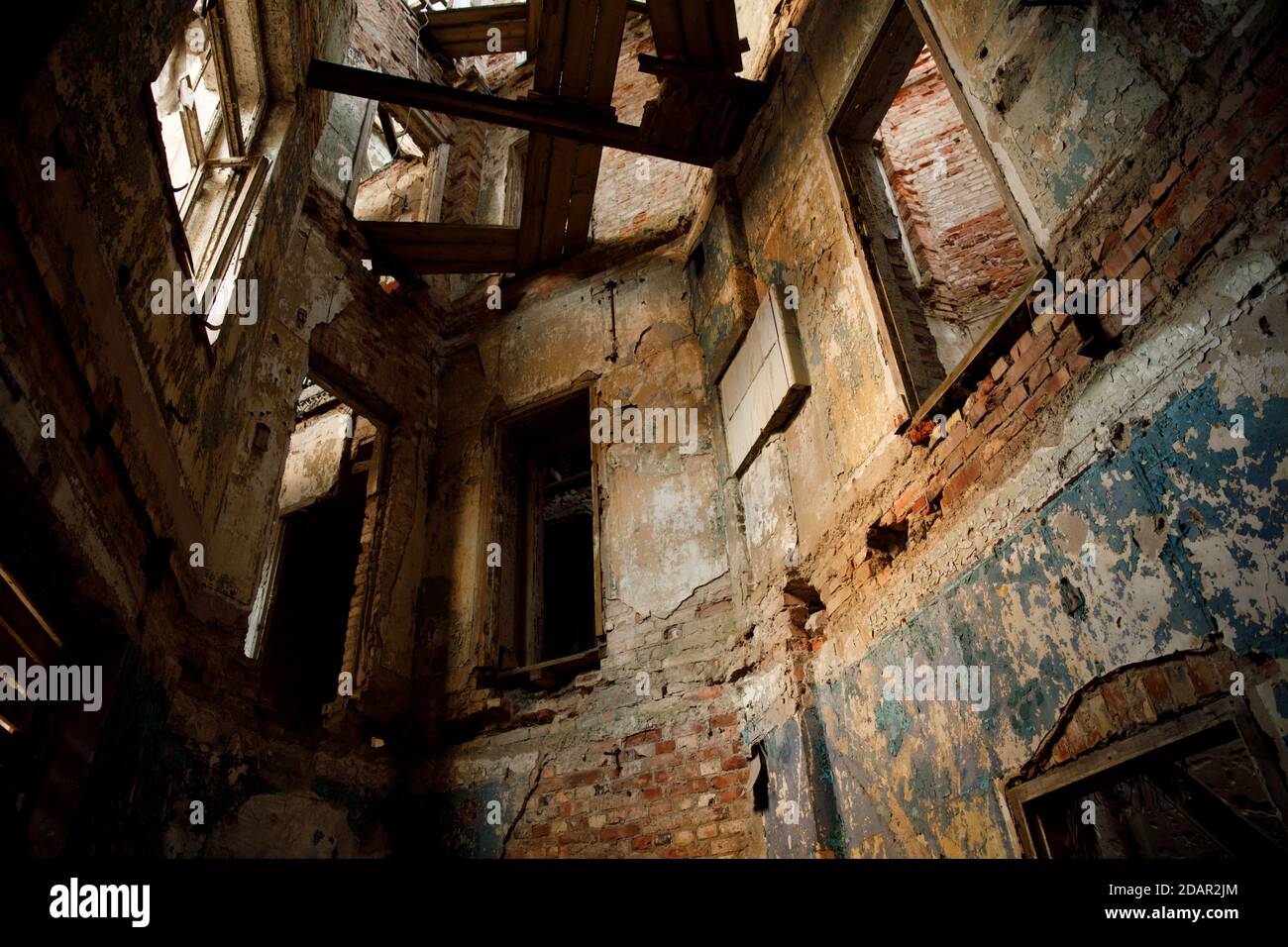 old ruined residential building. emergency housing Stock Photo - Alamy