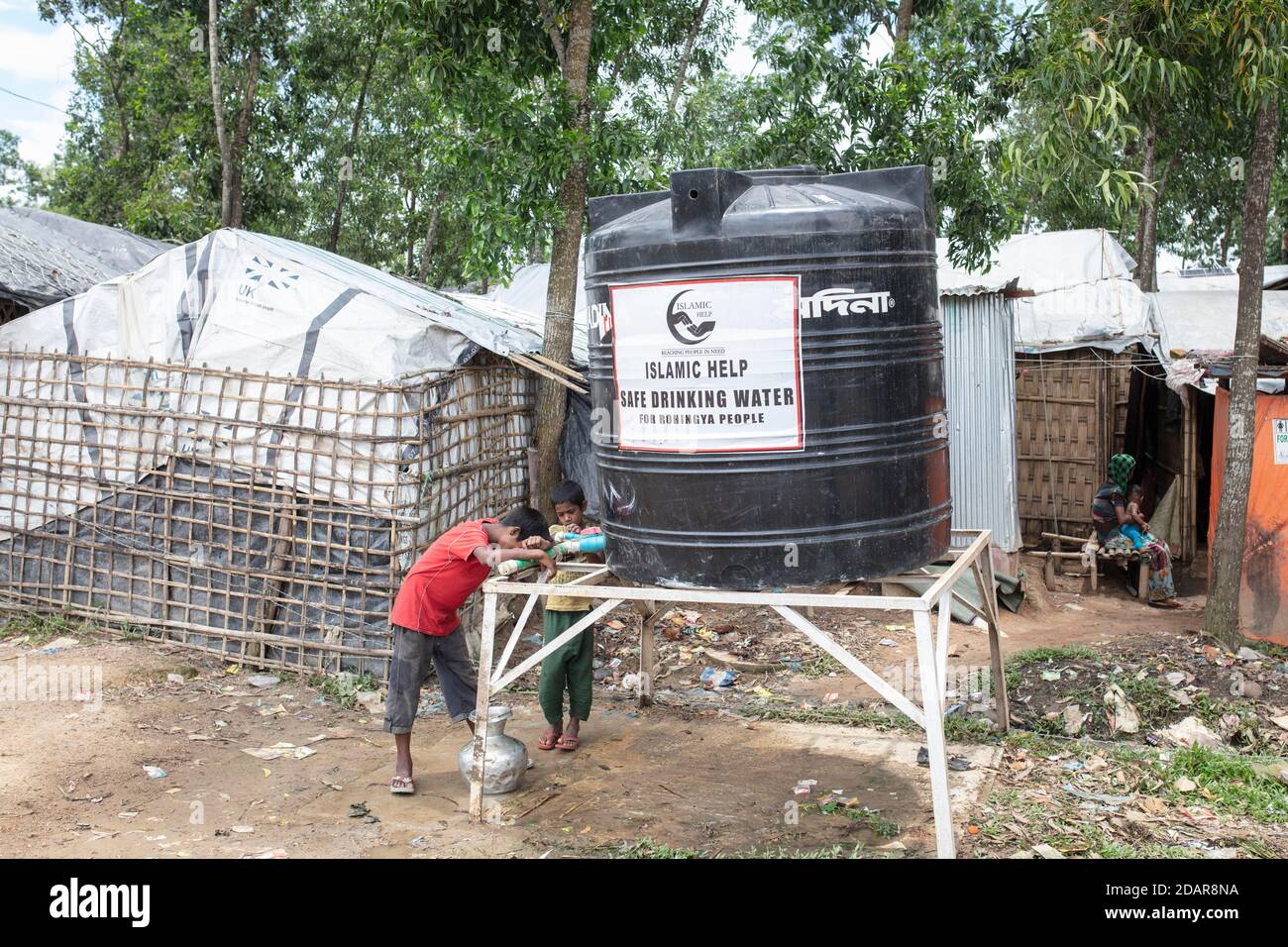 Children fetch water from a tank, camp for Rohingya refugees from Myanmar, Kutupalong, Cox Bazar, Bangladesh Stock Photo