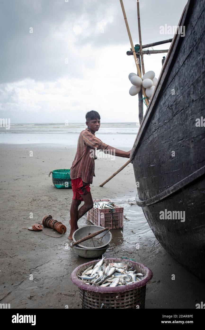 Rohingya, works for fishermen on the beach of Cox Bazaar, Bangladesh Stock Photo