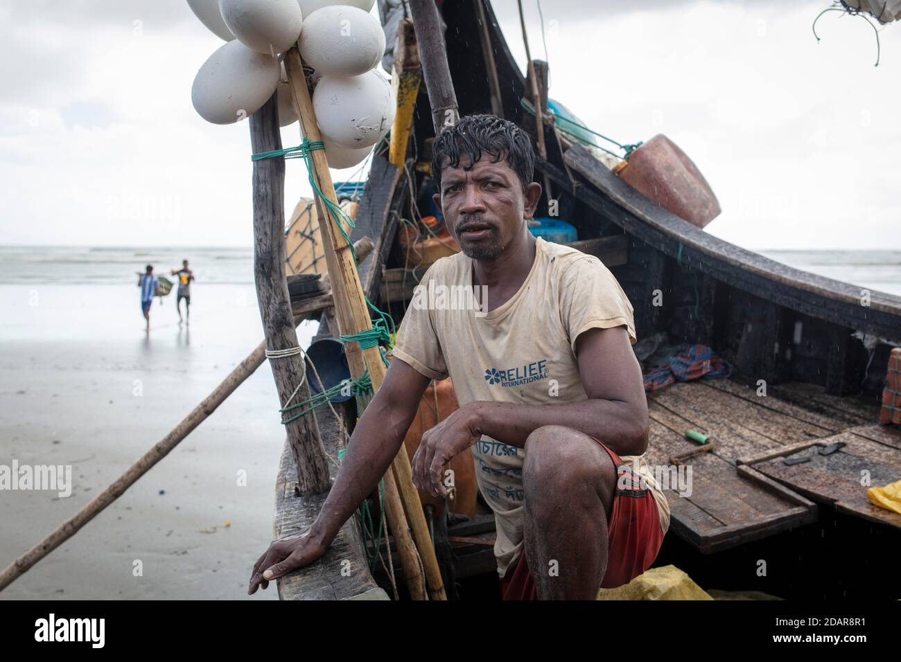 Rohingya, works for fishermen on the beach of Cox Bazaar, Bangladesh Stock Photo