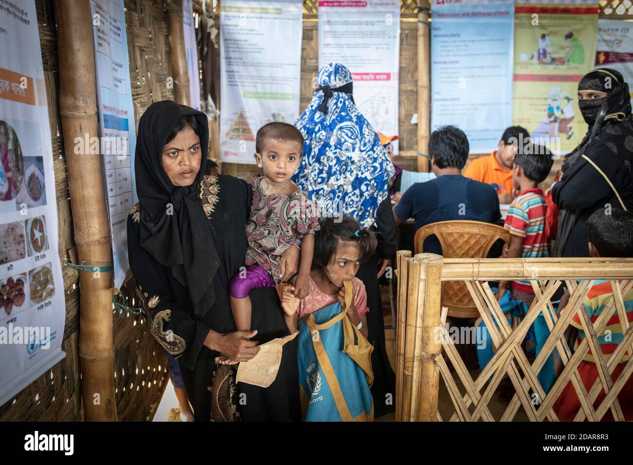 Food distribution, camp for Rohingya refugees from Myanmar, Kutupalong, Cox Bazar, Bangladesh Stock Photo
